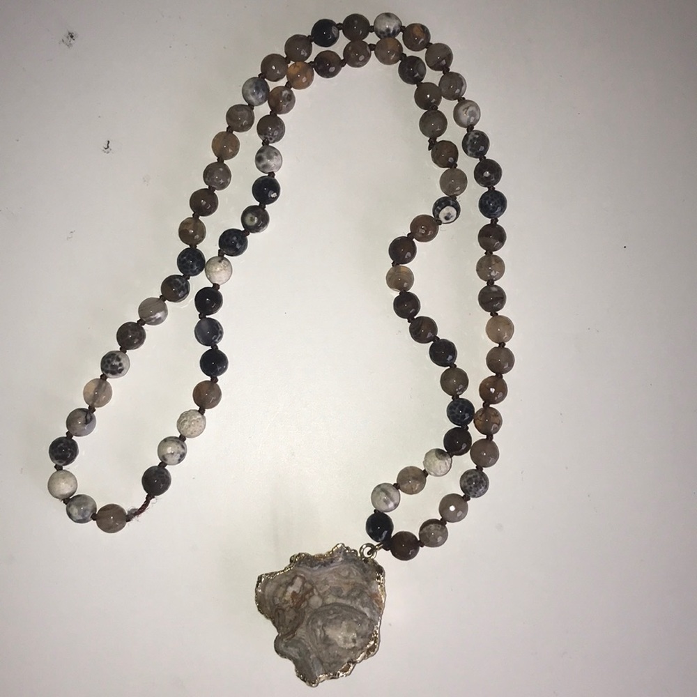 Beaded pendant necklace